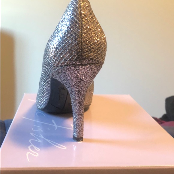 Shiny peep toe heel by Marc Fisher - Picture 4 of 11